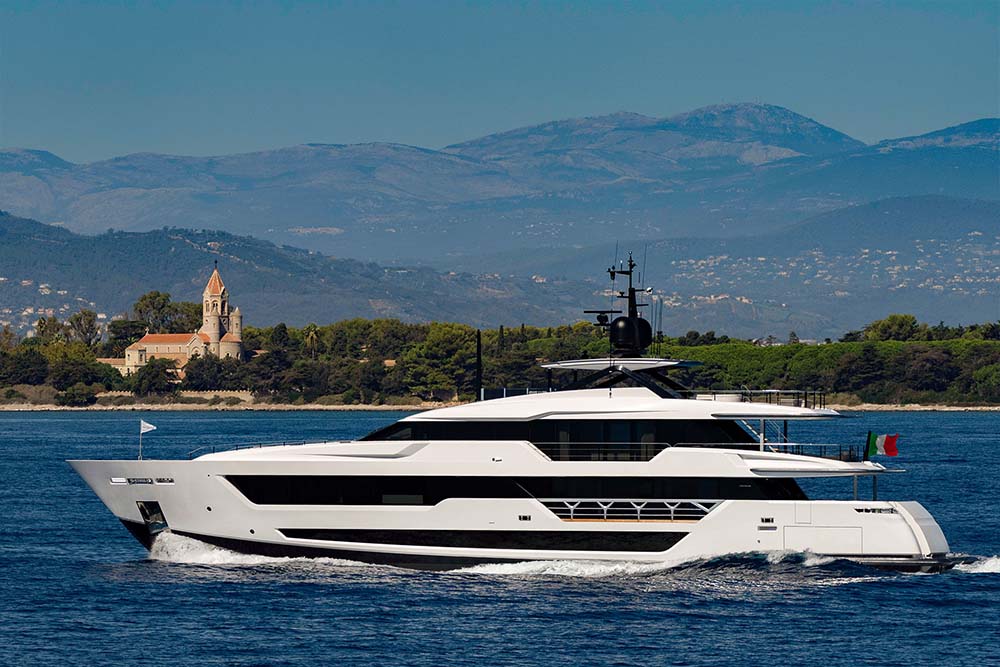 CUSTOM LINE 140′ NEW