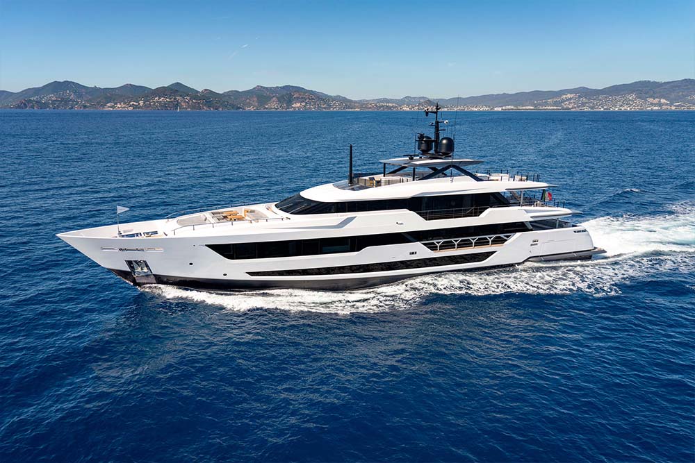 CUSTOM LINE 140′ NEW