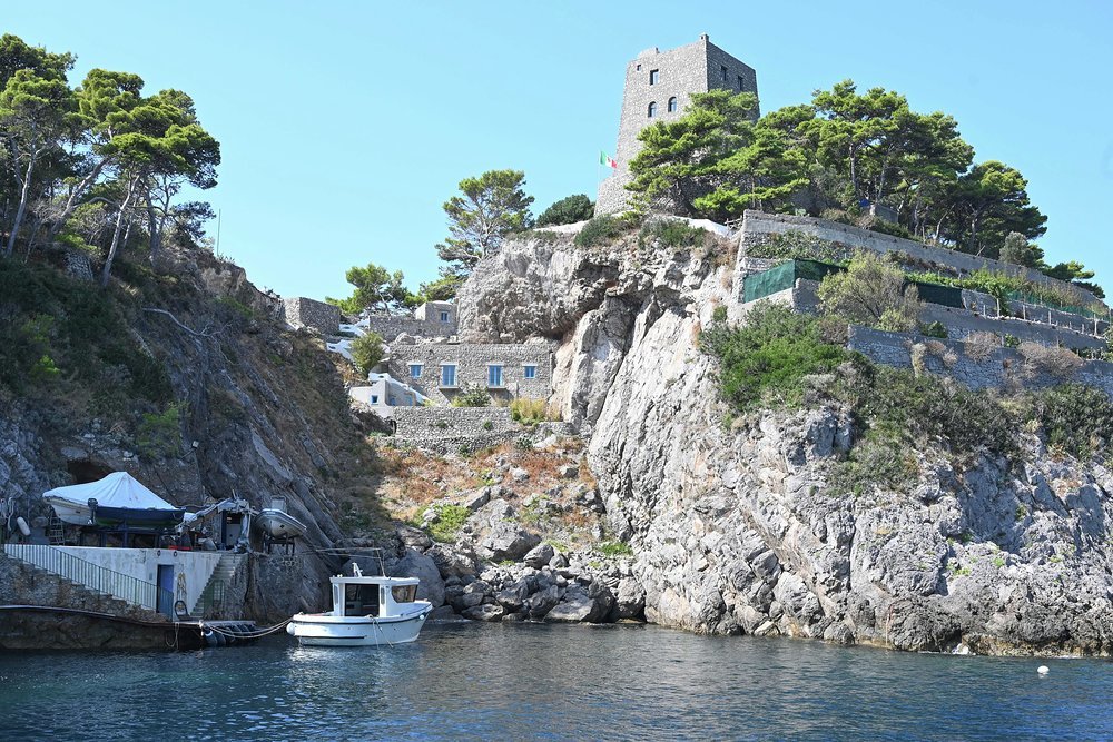 島の美しさとル・コルビュジエによって再生された1920年代のローマ風建築を称賛