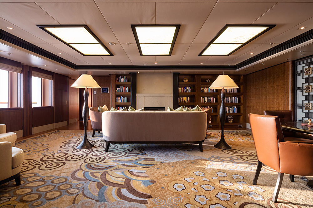 それぞれの収納解決法には異なった利点があるが、壁一面の本棚は部屋のスペースの邪魔をせずに本を収納できる