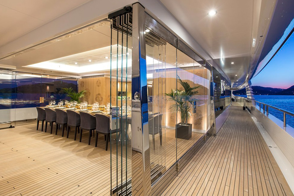 全面ガラスの可動間仕切りは温室と光に満ちたスペースを作り出し、環境に応じて開閉しどの季節でも温度湿度を調整