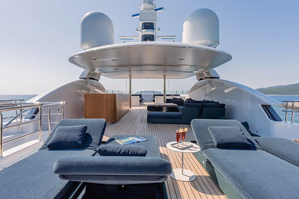 サンデッキの多機能性を活用、日光浴をしたり日陰で映画を楽しんだり