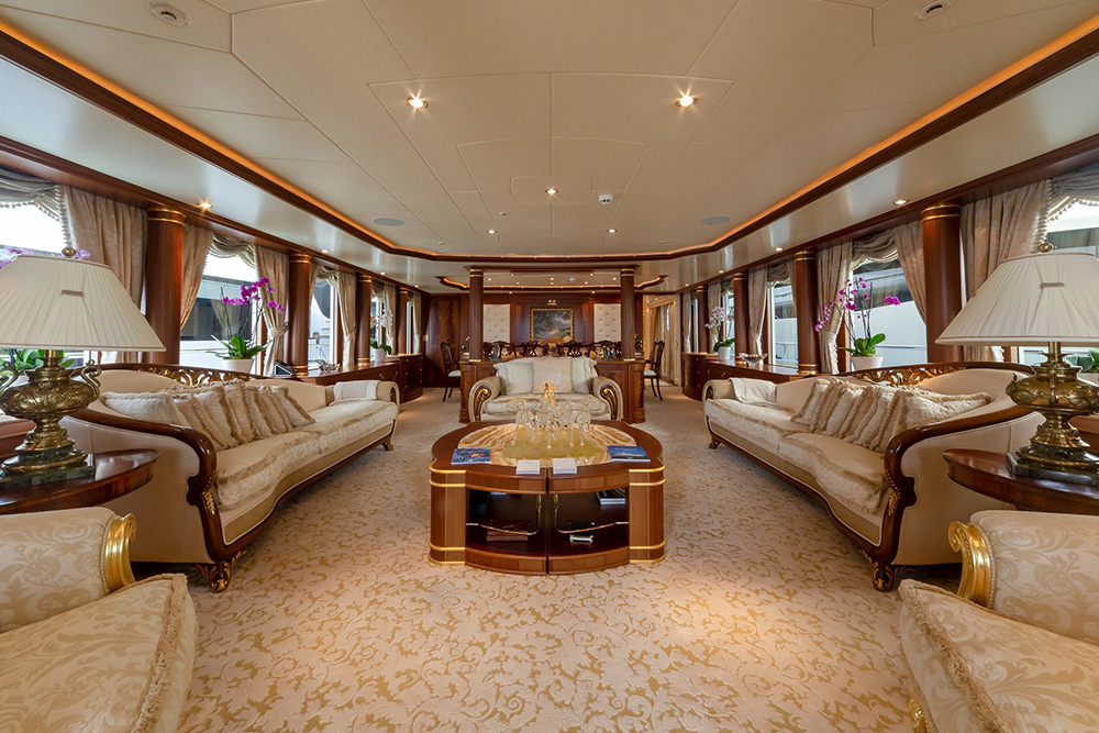 メインサロンは大きなガラス窓に囲まれ、自然光がそのスペースを満たす