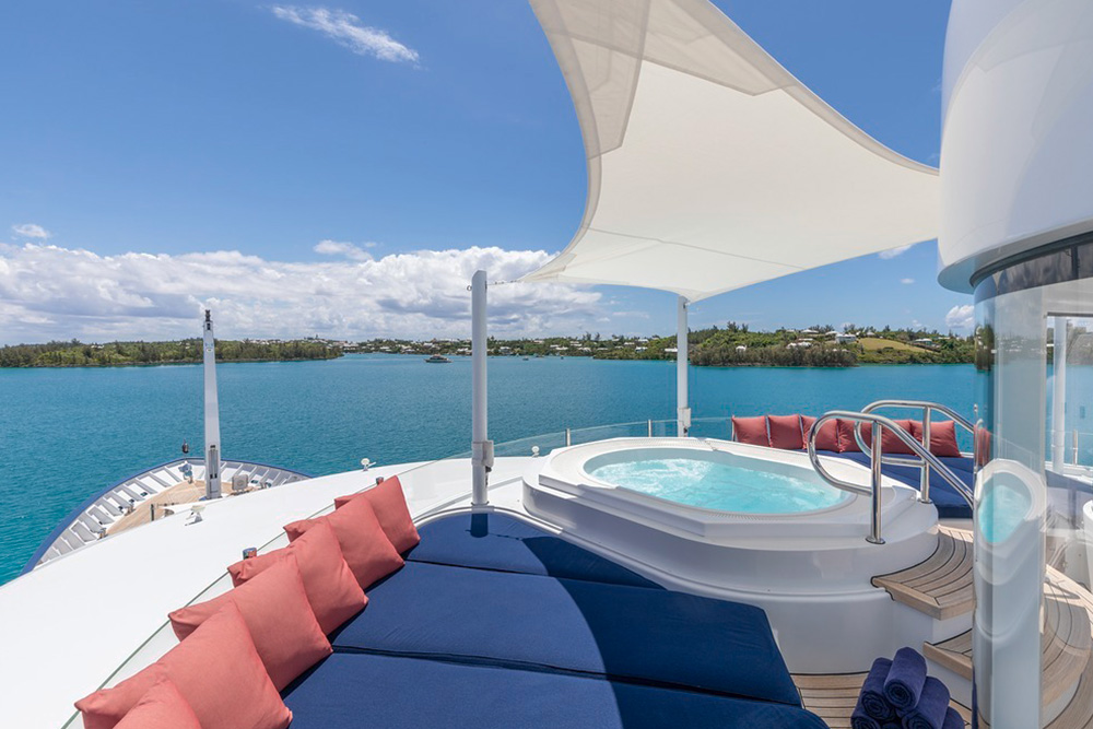 周囲のパノラマビューを見ながらの日陰でひと泳ぎに勝るものはない