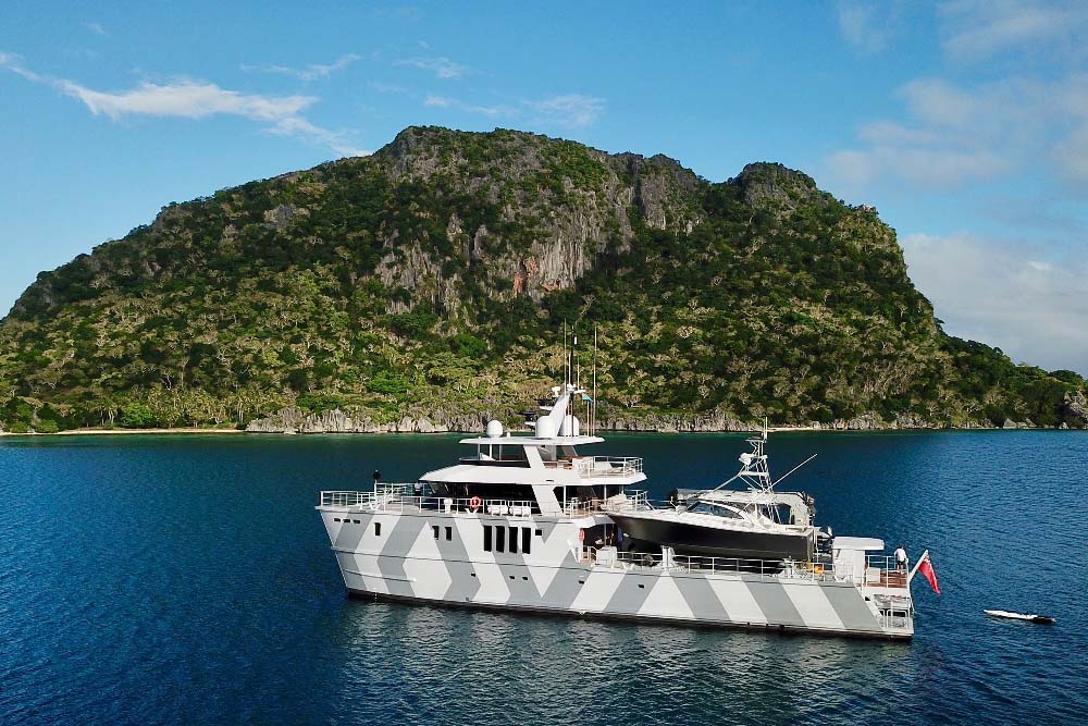 ニュージーランドの魅力的な海岸の静寂を航海しよう