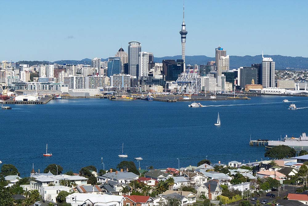 帆の街を探検し、冒険の幕を開けよう