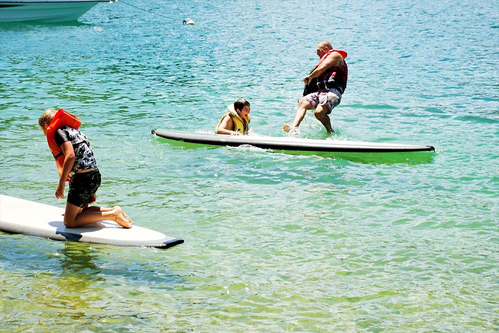 船にある水遊び道具を利用して、海上で一日を過ごそう
