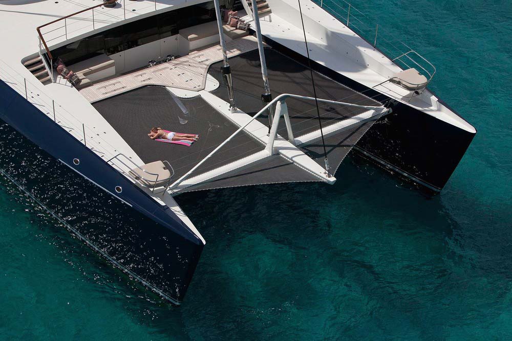 トランポリンで手足を伸ばし、海との直感的な結びつきを感じよう