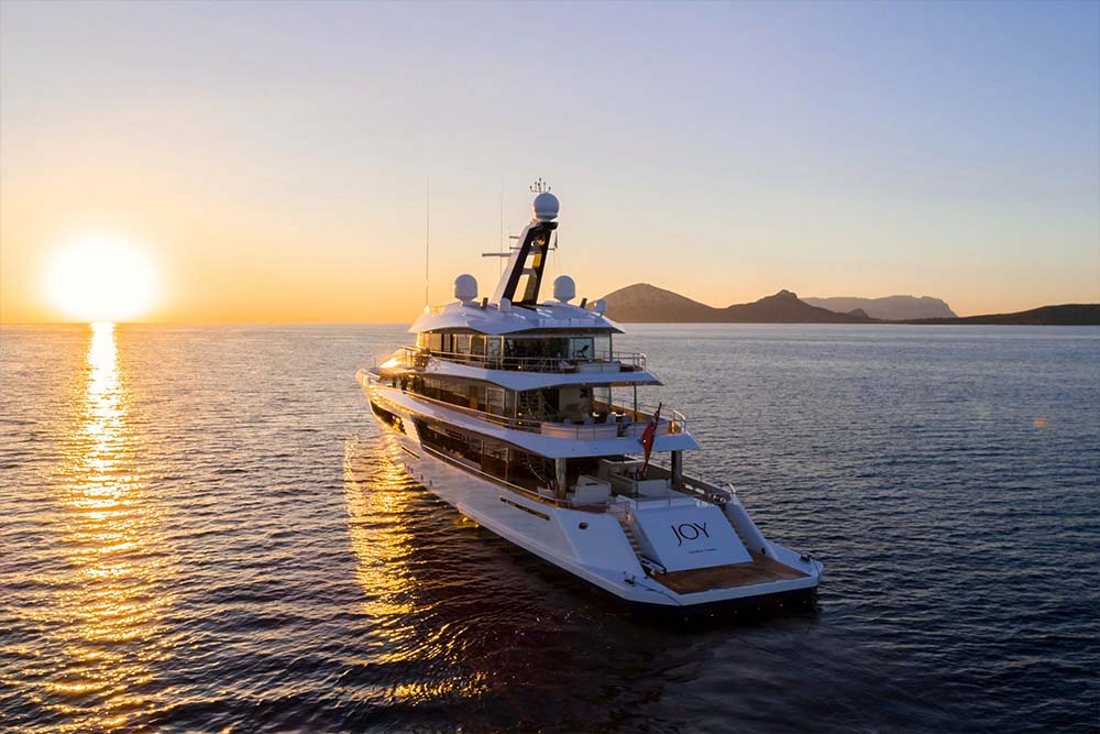 ラグジュアリースーパーヨットJOYの船上からの夕日