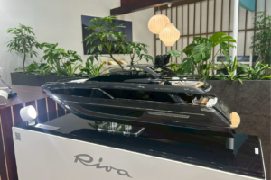 Riva 100 Corsaro スケールモデル展示 ボートショー2026 LYUCOMPANYブース